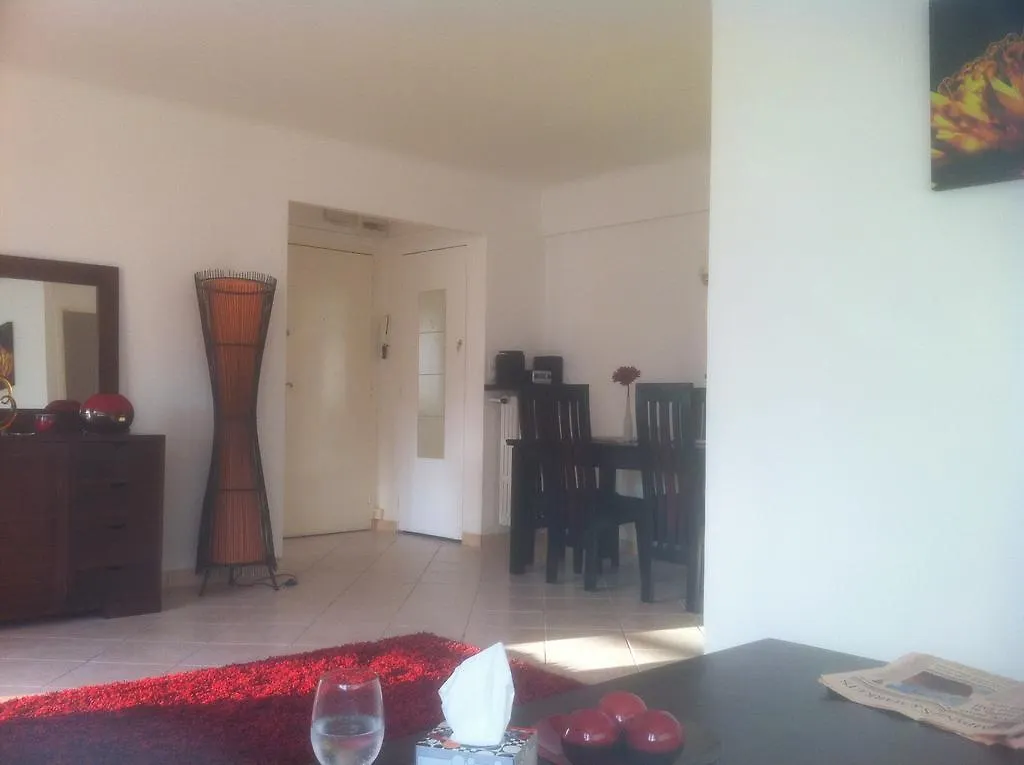 Palm Beach Serenity: Cozy 2-Bed Apartment Near Cannes Beaches