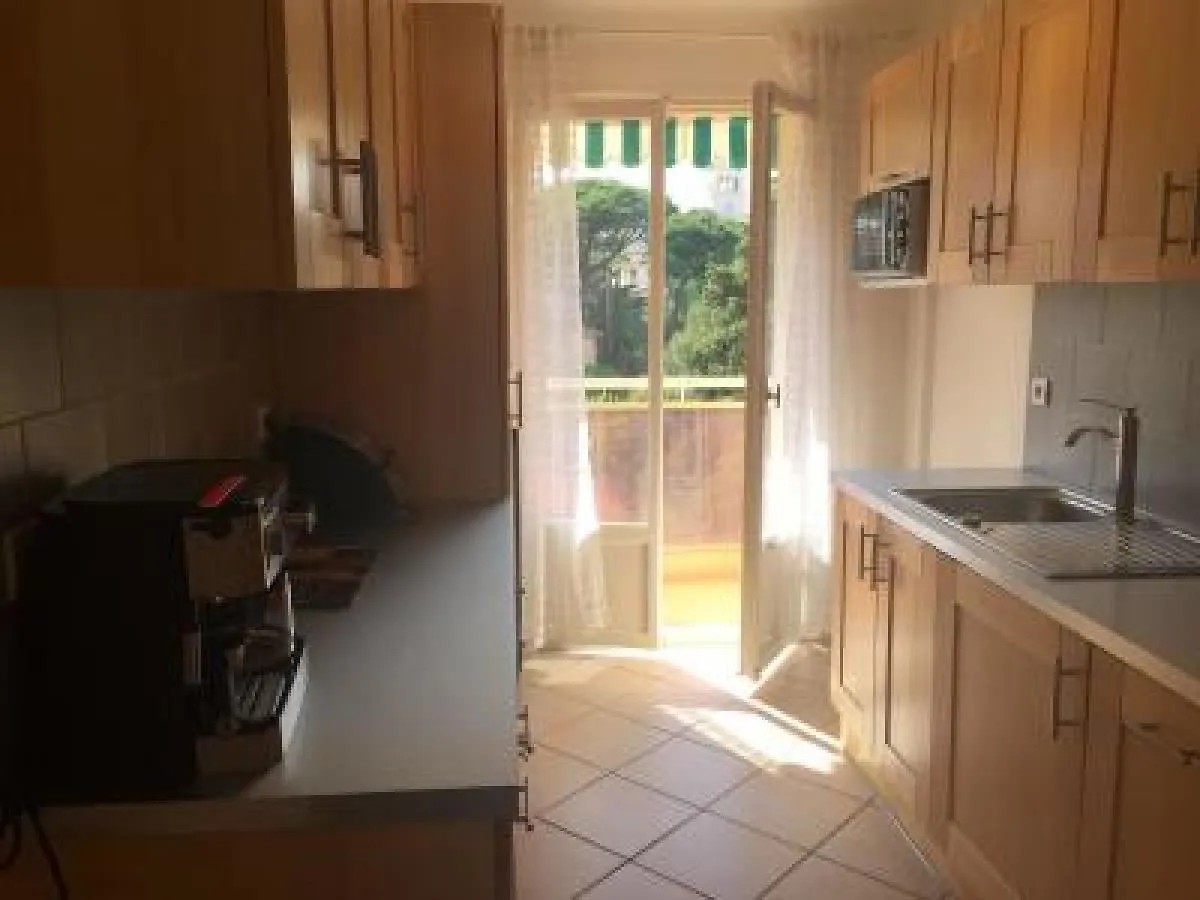 Palm Beach Serenity: Cozy 2-Bed Apartment Near Cannes Beaches