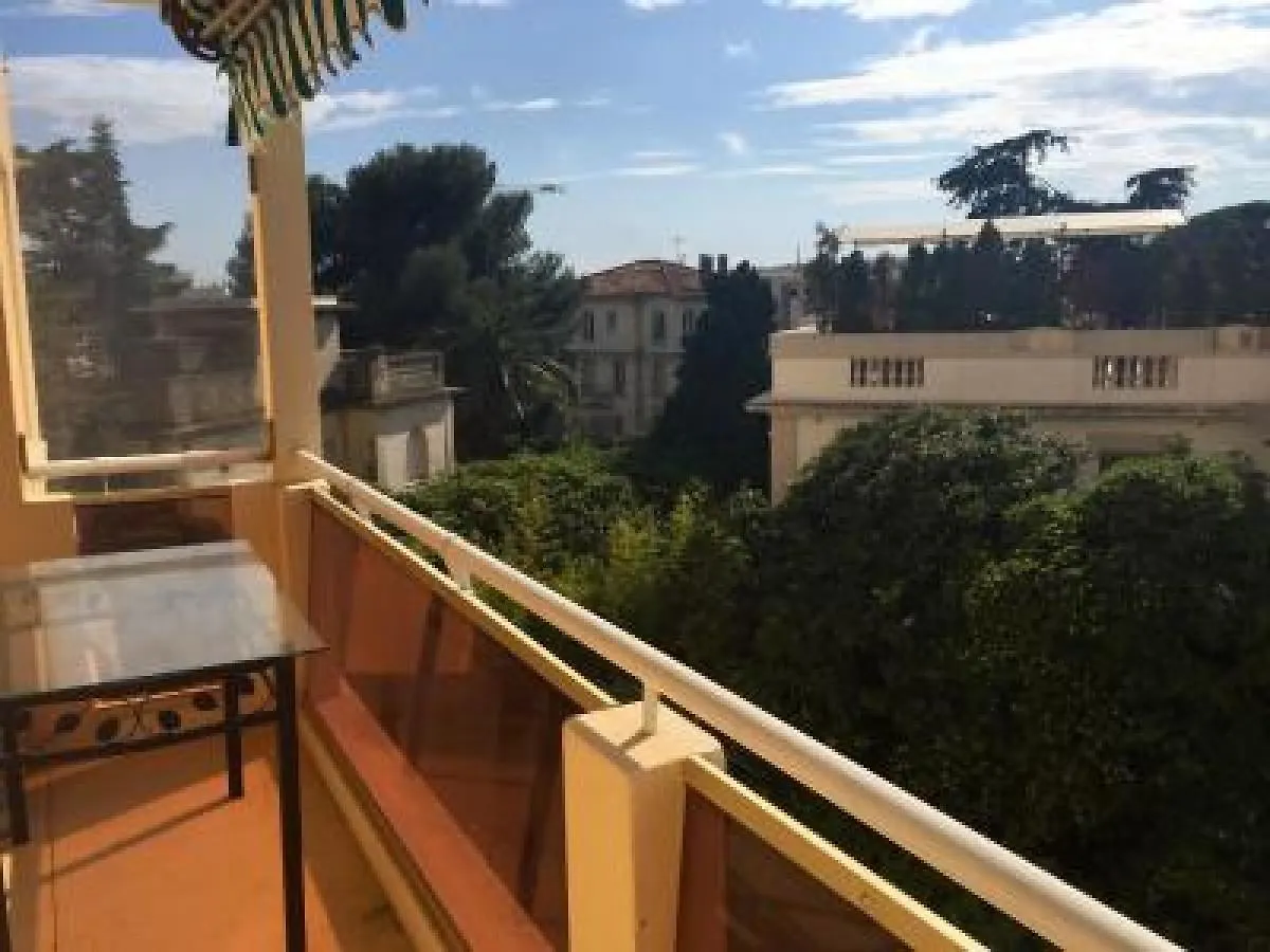 Palm Beach Serenity: Cozy 2-Bed Apartment Near Cannes Beaches