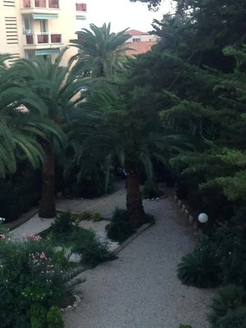 Palm Beach Serenity: Cozy 2-Bed Apartment Near Cannes Beaches